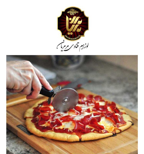 یک فرد در حال برش زدن یک پیتزا بر روی یک تخته چوبی