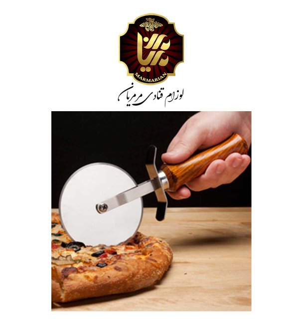 یک فرد در حال برش زدن یک پیتزا با پیتزا بر دسته چوبی