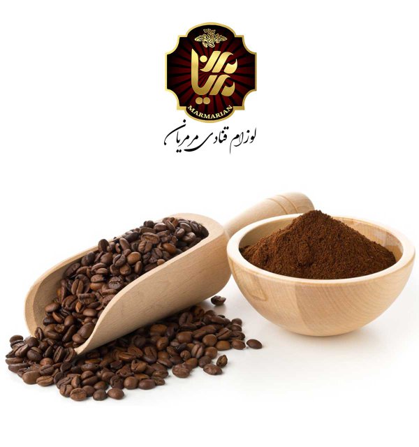 یک ظرف چوبی حاوی پودر قهوه و دانه های قهوه بر روی یک پیمانه چوبی دارای دانه های قهوه